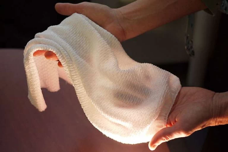 Eπιστήμονες στις ΗΠΑ δημιούργησαν το πρώτο «έξυπνο» ύφασμα που προσαρμόζεται στη θερμοκρασία περιβάλλοντος